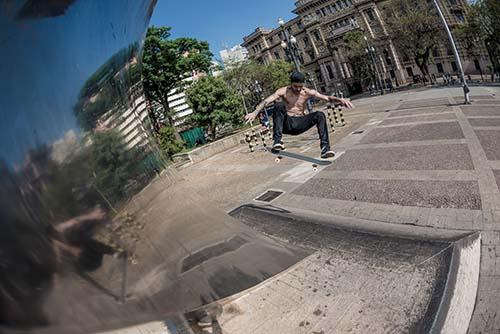 Luan Oliveira no monumento da Praça da Sé centro de São Paulo / Foto: Pablo Vaz